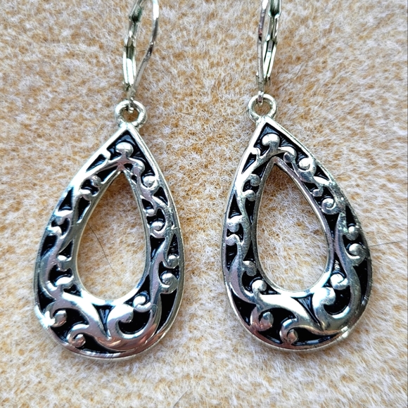 Bundle of Macy's silver earrings - Picture 6 of 6